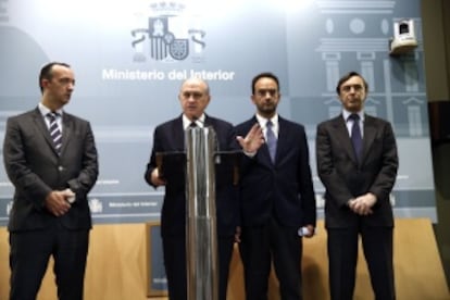 De izquierda a derecha, el secretario de Estado de Seguridad, Francisco Martínez: el ministro del Interior, Jorge Fernández Díaz; y los portavoces parlamentarios del PP y PSOE, Rafael Hernando y Antonio Hernando.