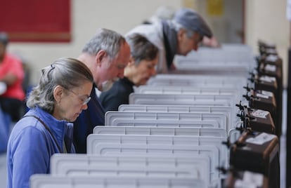 Unas personas votan en un colegio electoral instalado en la iglesia metodista Epworth United en Atlanta, Georgia.