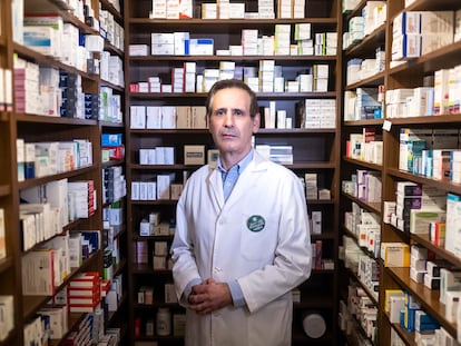 El farmacéutico Juan Gil, en el interior de su farmacia en Villa del Prado, pueblo del oeste de la Comunidad de Madrid.