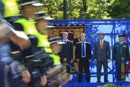 Los miembros del cuerpo de la Policía Municipal desfilan ante el alcalde Alberto Ruiz-Gallardón y otras autoridades durante la celebración del patrón.