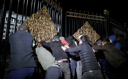 Un grupo de manifestantes empuja la verja del Parlamento y el edificio del Gobierno en Bishkek, capital de Kirguistán, durante las protestas del 5 de octubre de 2020 por el resultado de las elecciones parlamentarias.