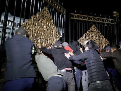 Un grupo de manifestantes empuja la verja del Parlamento y el edificio del Gobierno en Bishkek, capital de Kirguistán, durante las protestas del 5 de octubre de 2020 por el resultado de las elecciones parlamentarias.