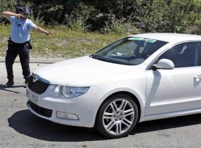 Un gendarme esgrime una pistola ante el coche de Schleck.
