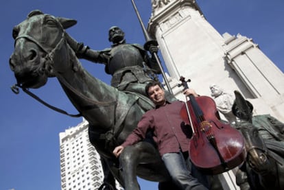 Miguel Jiménez, violonchelista de la ONE, ante el monumento al Quijote en la Plaza de España.