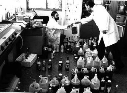 Dos analistas examinan aceite durante el <i>caso de la colza,</i> en julio de 1981.