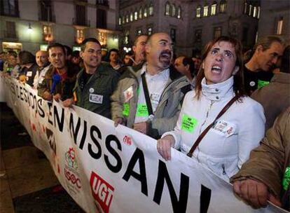 Trabajadores de Nissan, ayer en la plaza Sant Jaume.