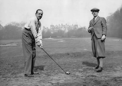 Alfonso XIII toma lecciones de golf con el famoso instructor Percy Keen en Kingston, Londres (Reino Unido), alrededor de 1920.