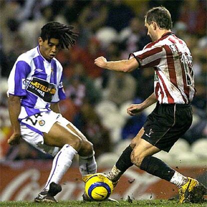 Joseba Etxeberria del Athletic defiende el balón ante Ivan Zarandona Esono del Valladolid.