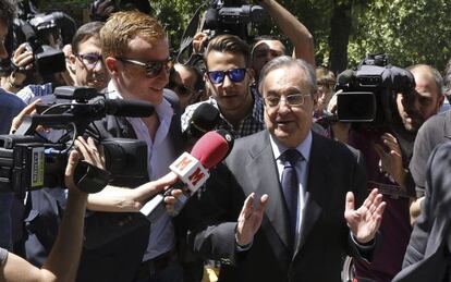 Florentino Pérez a su salida de la asamblea extraordinaria de la Liga.