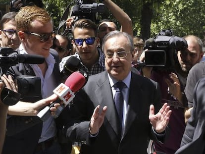 Florentino Pérez a su salida de la asamblea extraordinaria de la Liga.
