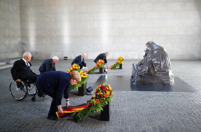 Los líderes políticos alemanes, con la canciller Angela Merkel en primer plano, realizan una ofrenda floral este viernes en el Memorial Neue Wache en Berlín.