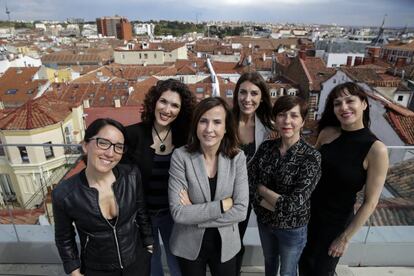 De izquierda a derecha, la directora Silvia Montesinos; Laura Peláez, periodista especializada en el género; Yolanda Pérez, directora general de Stage; la actriz Mariola Peña; la regidora Maite Prieto; y la actriz Natalia Millán, en la terraza del Hotel Axel de Madrid.