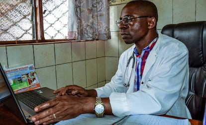 El doctor Joseph Mbuku se conecta a la plataforma Medting en el hospital de Djunang.