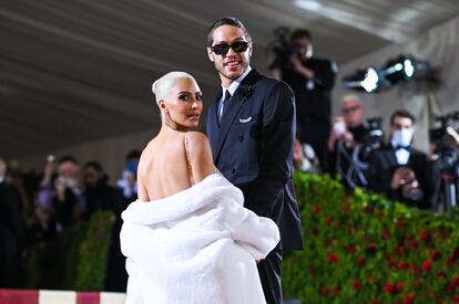 Kim Kardashian y Pete Davidson, durante su aparición en la alfombra roja de la gala del Met, celebrada en Nueva York el 2 de mayo de 2022.