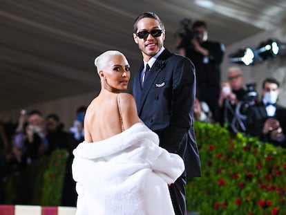 Kim Kardashian y Pete Davidson, durante su aparición en la alfombra roja de la gala del Met, celebrada en Nueva York el 2 de mayo de 2022.