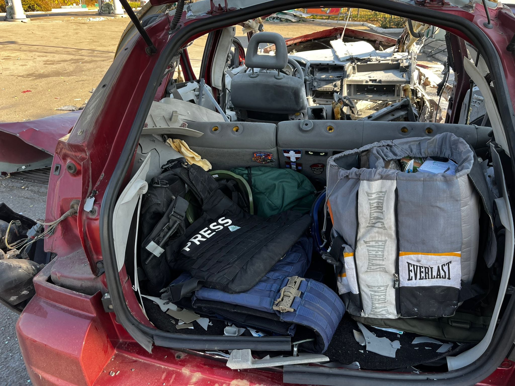 El maletero del coche con el equipo de los periodistas muertos este jueves por un dron ruso en la ciudad ucrania de Kramatorsk, en el este del país.