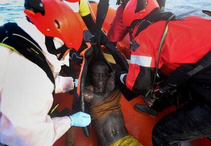 Voluntarios de la ONG española, Proactiva Open Arms, rescatan el cuerpo sin vida de un migrante del mar Mediterráneo, cerca de la costa de Libia, el 23 de marzo de 2017.