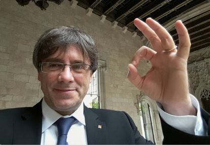 Puigdemont fa el gest de celebració del Dia Europeu sense morts de trànsit.