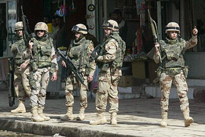 Soldados españoles patrullando a pie en la localidad iraquí de Diwaniya el pasado jueves.