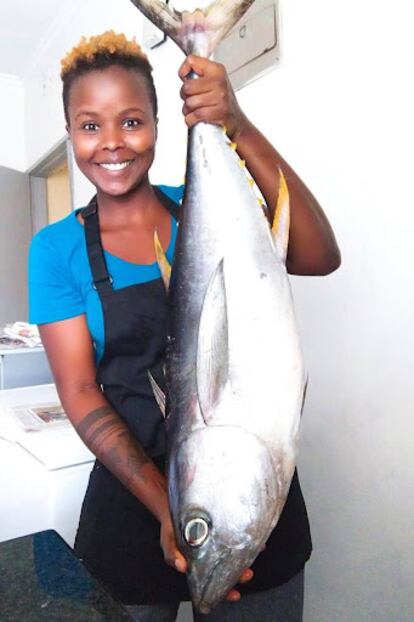 Elizabeth Kinyanjui sostiene un ejemplar de atún enviado desde Mombasa.