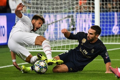 El defensa español del Paris Saint-Germain, Juan Bernat (a la izquierda), lucha por el balón con Dani Carvajal.