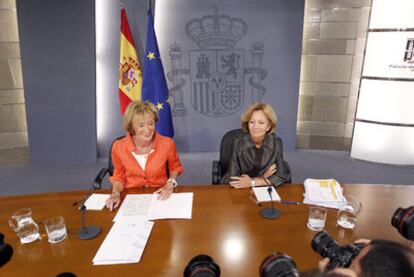 Las dos vicepresidentas, De la Vega (izquierda) y Salgado, durante la rueda de prensa posterior al Consejo de Ministros.