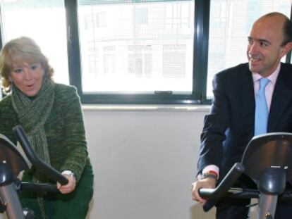 Esperanza Aguirre y Manuel Lamela, en la inauguración de un centro de salud en Vallecas en 2007.