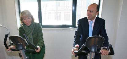 Esperanza Aguirre i Manuel Lamela, en la inauguració d'un centre de salut a Vallecas el 2007.