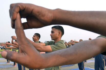 Soldados indios durante una sesión de yoga en Amritsar.