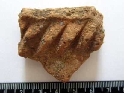 Fragmento de cerámica hecha a mano de finales del siglo VII a.C.