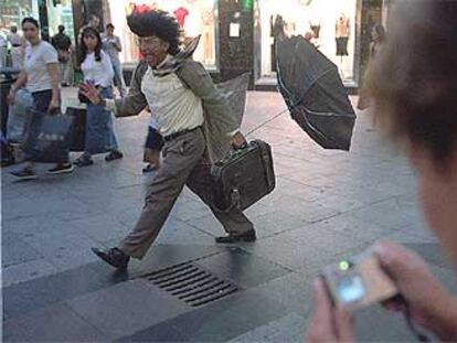 un mimo despertaba ayer la curiosidad de los viandantes simulando que era azotado por un viento huracanado