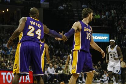 Bryant y Gasol se felicitan durante el partido.