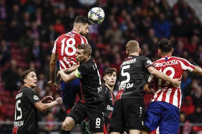 Felipe cabecea durante el partido contra el Leverkusen.