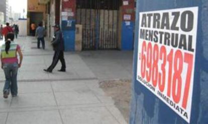 Carteles con referencias a clínicas de abortos clandestinos en Lima.