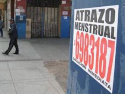 Carteles con referencias a clínicas de abortos clandestinos en Lima.