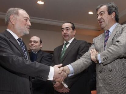 Cascos (derecha) y Lorenzo se saludan al inicio del acto de toma de posesi&oacute;n.