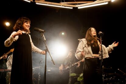 Eva Amaral y Sandra de la Portilla cantan 'Las Montañas'.