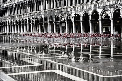 No hay mejor reflejo de Venecia que pasear por la Plaza de San Marcos con sus soportales y disfrutar de un café en una de sus clásicas cafeterías.
