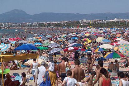 Vista de una abarrotada playa de Llevant, en Salou (Tarragona), el pasado 14 de agosto.