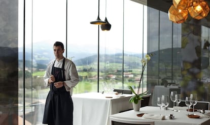Azurmendi, del chef Eneko Atxa y poseedor de tres estrellas Michelin, es parte de un complejo enogastronómico situado a diez minutos de Bilbao y una sólida referencia para la cocina internacional. En la foto, el cocinero Eneko Atxa, posa en el interior del nuevo restaurante Azurmendi, en las afueras de Bilbao.