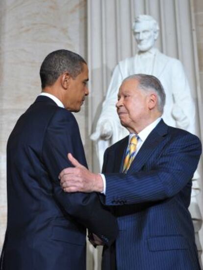 Edward Brooke (dcha.) celebró haber sido testigo de la elección de Obama en 2008.