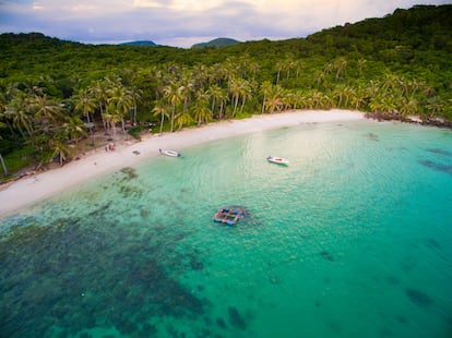 Phu Quoc (Vietnam). Más cercana de la costa camboyana que del propio Vietnam, esta isla en forma de triángulo isósceles invertido disfruta de un clima tropical y es durante la estación seca, entre noviembre y abril, el momento ideal para el viaje. Está bendecida con algunas de las mejores playas vírgenes del país: Bai Truong o los 20 kilómetros de Long Beach de arena blanca entre cocoteros y un mar transparente. Además, parte del interior de la isla es un parque nacional de exuberante jungla. El paraíso se completa con una excelente gastronomía basada en los fresquísimos pescados y mariscos que se sirven en sus restaurantes playeros apenas se capturan en el mar. Se llega en avión desde Ho Chi Minh o Hanói o en los ferris que zarpan de Ha Tien o Rach Gia.