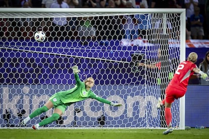 La portera sueca Jennifer Falk lanza un penalti ante la inglesa, Hannah Hampton en los cuartos de final de la Eurocopa. 
