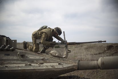 Un soldado israelí de la séptima brigada del cuerpo de blindados, comprueba el arma de un tanque Merkava Marcos 4, cerca de la frontera con Siria.