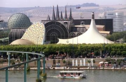 Vista del lago de España en la Expo 92 cruzado por el monorraíl, con el Pabellón de la Santa Sede al fondo.