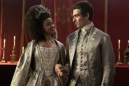 India Amarteifio y Corey Mylchreest en una escena de la serie 'La reina Carlota' en 2023.