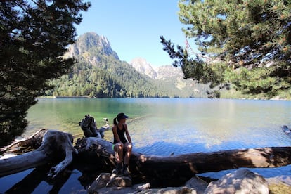 <a href="http://parcsnaturals.gencat.cat/ca/aiguestortes" target="">El parque nacional de Aigüestortes y Estany de Sant Maurici</a> apunta al cielo de los Pirineos catalanes con cuatro dedos de más de 3.000 metros de altitud y otros 10 más con más de 2.800 metros. Su territorio, en la provincia de Lleida, se encuentra dividido en cuatro comarcas: Alta Ribagorça, Pallars Sobirà, Pallars Jussà y Vall d’Arn. Las dos primeras conforman el parque propiamente dicho y tienen sus entradas históricas en Boí y Espot, respectivamente; el área periférica se extiende por las cuatro. Las horas centrales del día suelen ser soleadas en verano, pero cuando cae la tarde refresca bastante. <br></br> En la imagen, l'Estany de Sant Maurici, en el parque nacional de Aigüestortes.