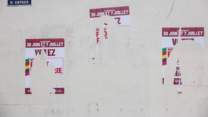 Carteles del Nuevo Frente Popular para las elecciones francesas arrancados de una fachada en una imagen del pasado jueves en París.