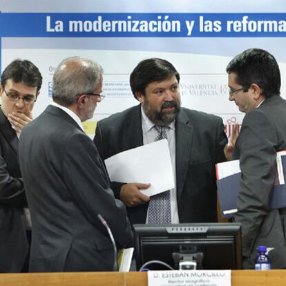 El ministro Francisco Caamaño, entre Rafael Lafuente, Esteban Morcillo y Salvador Montesinos.