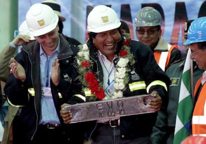 O presidente Evo Morales, com uma placa de chumbo no dia 10 de setembro em Potosí.